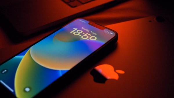 Apple, iPhone’u bu saatler arasında şarj etmenizi istiyor!