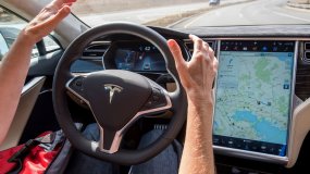 Tesla’nın tam otonom sürüş sistemi güncellendi!